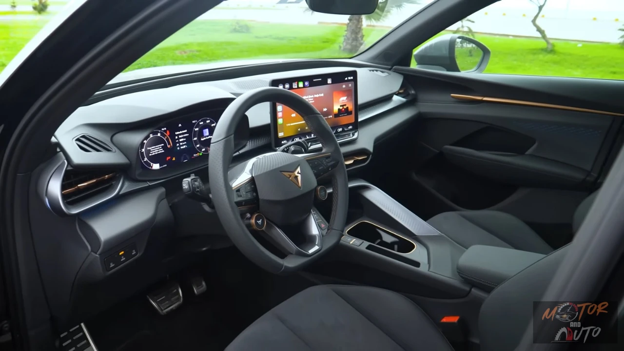 2025 Cupra Terramar dashboard met 12,9-inch touchscreen, digitaal instrumentenpaneel en koperen designelementen