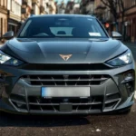 2025 Cupra Terramar directe vooraanzicht met driehoekige LED koplampen en Cupra logo