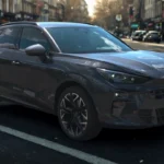 2025 Cupra Terramar drie-kwart voor aanzicht met modern SUV design in stadsomgeving