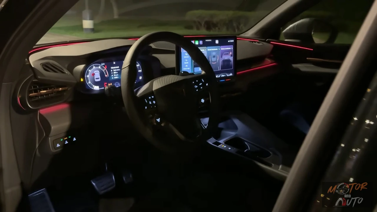 2025 Cupra Terramar interieur bij nacht met LED sfeerverlichting in rode tinten