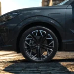 2025 Cupra Terramar velgdetail met lichtmetalen velg design en remsysteemcomponenten
