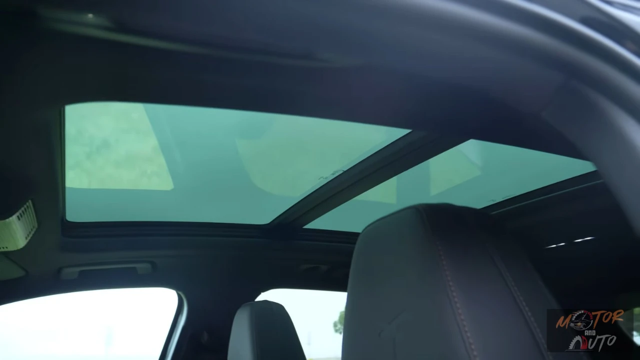 2025 Cupra Terramar interieur met panoramisch schuifdak en natuurlijke verlichting