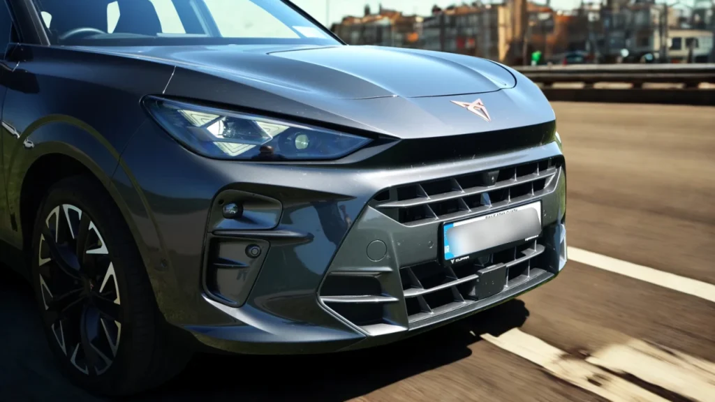 2025 Cupra Terramar voorbumper detail met grill ontwerp en LED koplamp configuratie