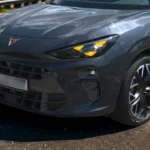 2025 Cupra Terramar voorhoek met driehoekige LED DRL en kenmerkend Cupra voorontwerp