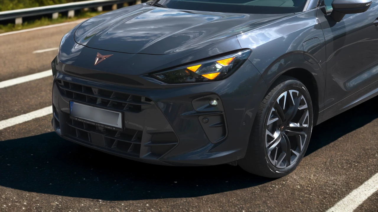2025 Cupra Terramar voorhoek met driehoekige LED DRL en kenmerkend Cupra voorontwerp