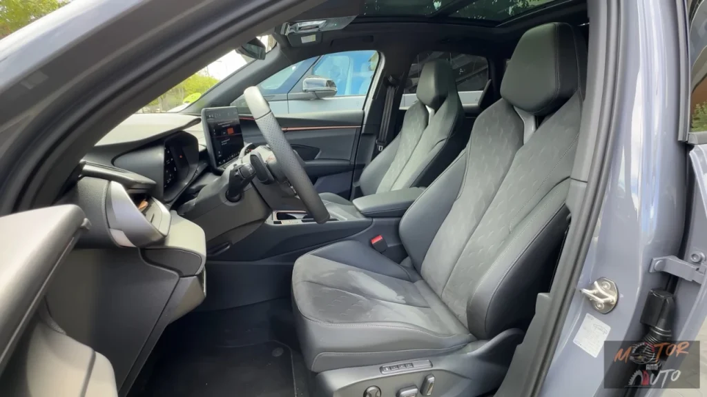 Zijaanzicht van 2025 Cupra Terramar voorkuipstoelen met geïntegreerde hoofdsteunen en geruite bekleding