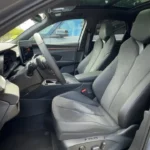 Zijaanzicht van 2025 Cupra Terramar voorkuipstoelen met geïntegreerde hoofdsteunen en geruite bekleding