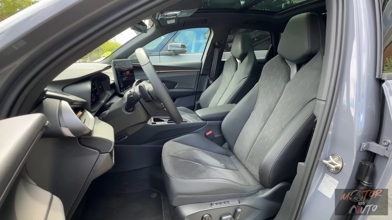 Zijaanzicht van 2025 Cupra Terramar voorkuipstoelen met geïntegreerde hoofdsteunen en geruite bekleding