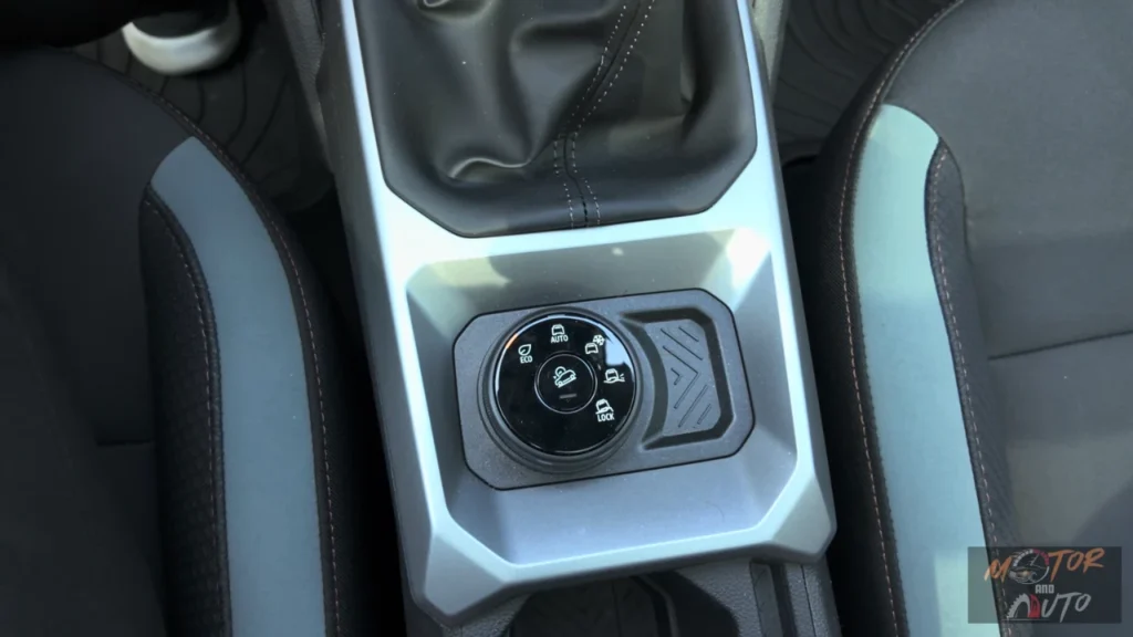 Vierwielaandrijving modus-keuze van de 2025 Dacia Bigster met meerdere terraininstellingen voor verbeterde off-road capaciteit.