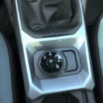 Vierwielaandrijving modus-keuze van de 2025 Dacia Bigster met meerdere terraininstellingen voor verbeterde off-road capaciteit.