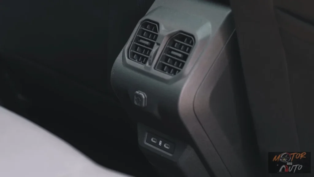 Achterpassagier klimaatregelingsopeningen en USB-C oplaadpoorten in de 2025 Dacia Bigster