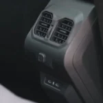 Achterpassagier klimaatregelingsopeningen en USB-C oplaadpoorten in de 2025 Dacia Bigster