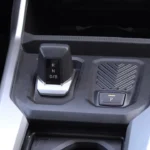 Automatische versnellingskeuze van 2025 Dacia Bigster Hybride met elektronische schakelaar in R-N-D/B posities en aparte elektronische parkeerremknop