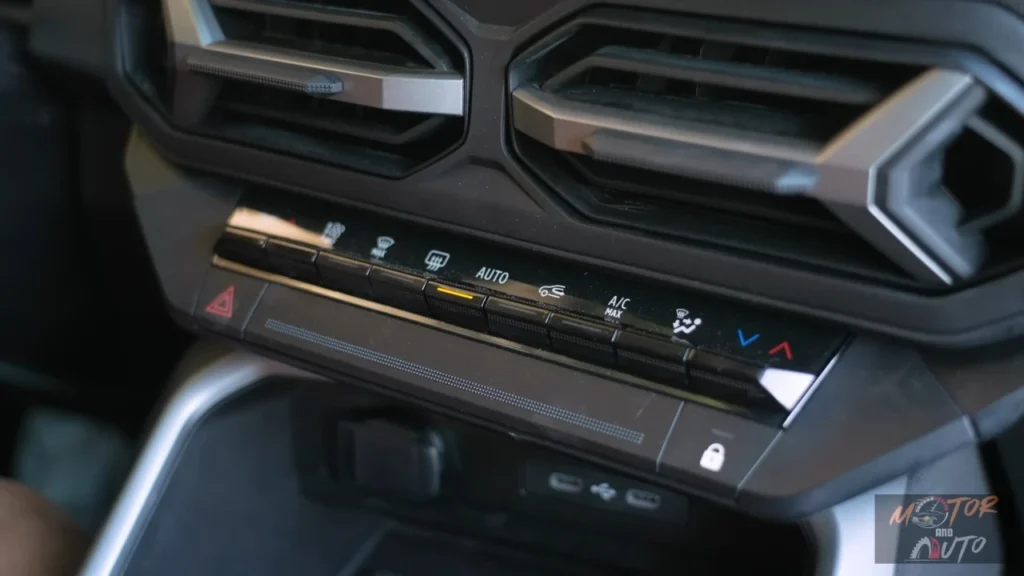 Klimaatregelingspaneel van 2025 Dacia Bigster met dual-zone automatische airconditioning bediening, fysieke knoppen, temperatuurinstellingen en verschillende klimaatfuncties