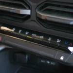 Klimaatregelingspaneel van 2025 Dacia Bigster met dual-zone automatische airconditioning bediening, fysieke knoppen, temperatuurinstellingen en verschillende klimaatfuncties