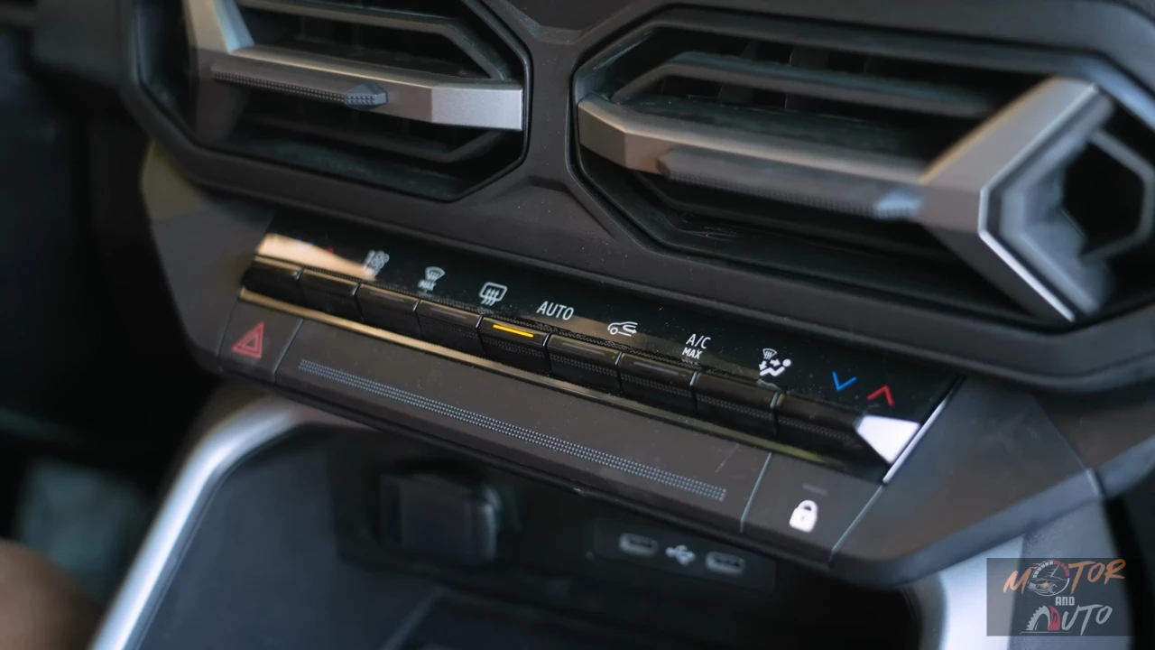 Klimaatregelingspaneel van 2025 Dacia Bigster met dual-zone automatische airconditioning bediening, fysieke knoppen, temperatuurinstellingen en verschillende klimaatfuncties