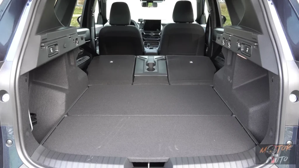 Interieur bagagegebied van 2025 Dacia Bigster met volledig plat neergeklapte achterstoelen die een grote vlakke laadvloer creëren van achterklep tot voorstoelen, waarbij maximale opbergconfiguratie wordt getoond