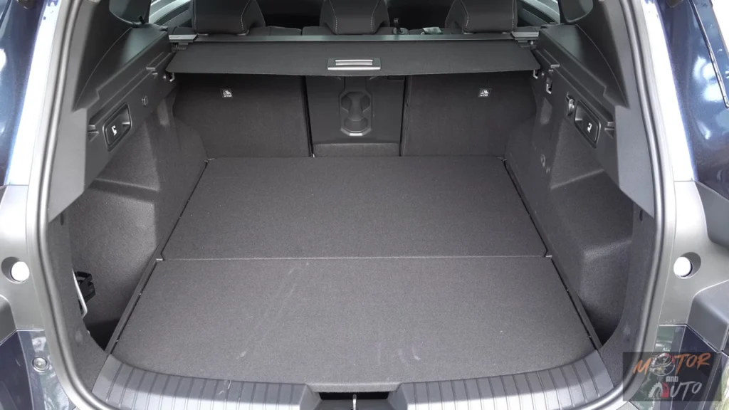 Interieur bagagegebied van 2025 Dacia Bigster met rechtopstaande achterstoelen met donkere vloerbedekking, bagagedeksel, zijpanelen en praktische ophaaghaken met natuurlijke verlichting