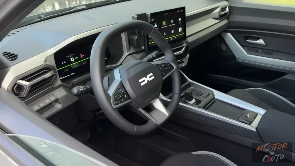 Compleet interieurzicht van 2025 Dacia Bigster met volledig dashboard, middenconsole, stoelen en panoramadak met natuurlijke verlichting die het moderne tweekleurige interieurontwerp belicht