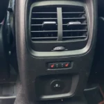 2025 Ford Kuga achterpassagier klimaatregeling met USB oplaadpoorten en stoelverwarming knoppen