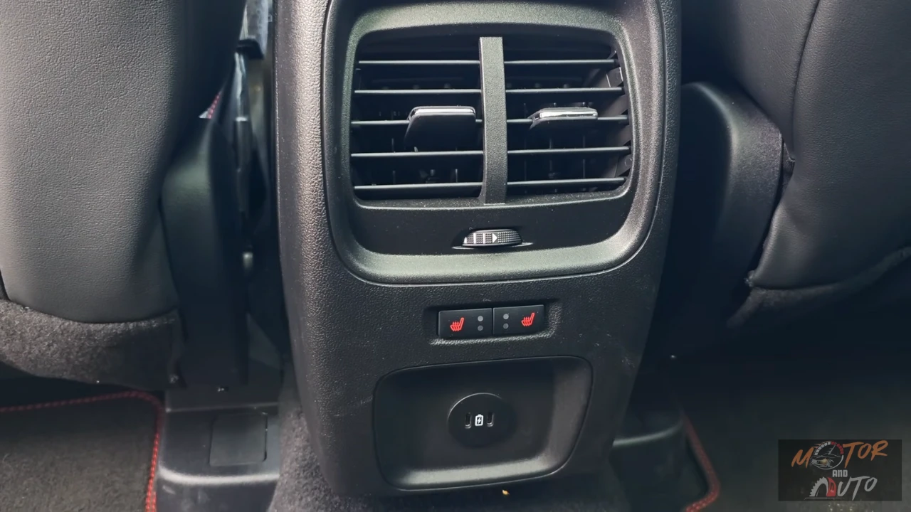 2025 Ford Kuga achterpassagier klimaatregeling met USB oplaadpoorten en stoelverwarming knoppen