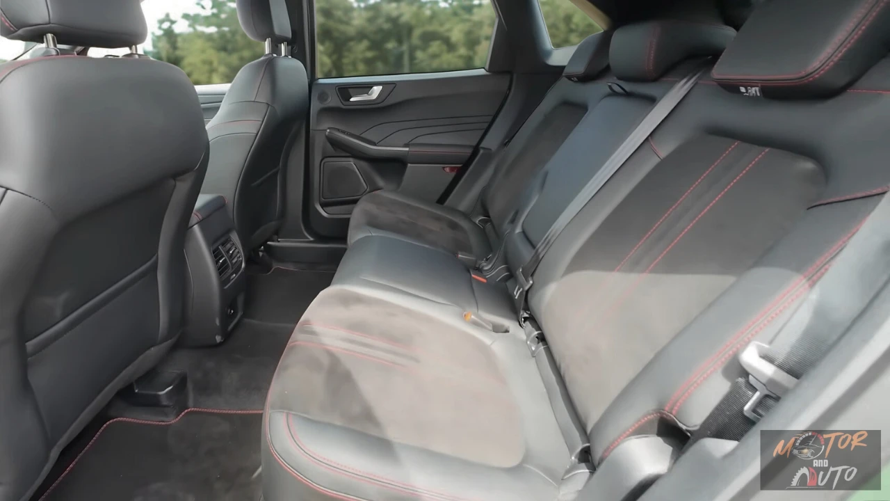 Interieurzicht van de 2025 Ford Kuga met de verschuifbare achterbank met rode stiksels en ruime beenruimte