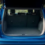 2025 Ford Kuga geopende achterklep toont ruime 628-liter bagageruimte met vlak laadoppervlak, dubbele vloer en praktische opbergvakken voor maximaal gebruiksgemak