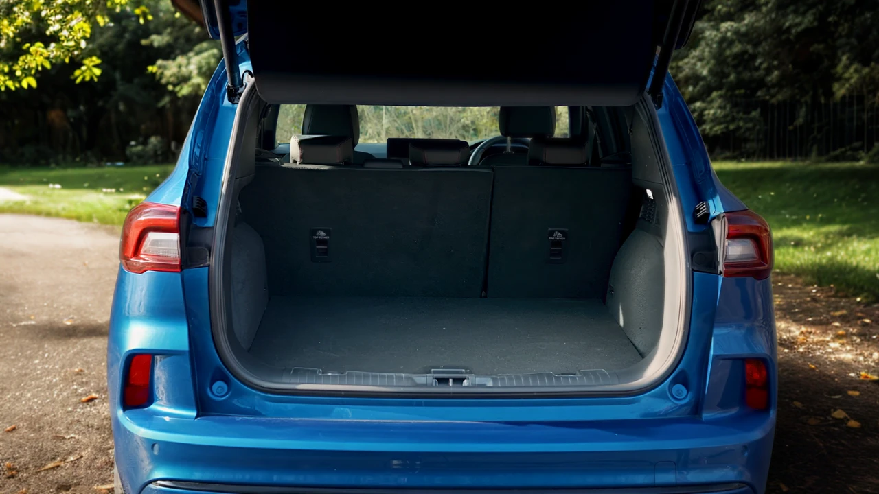 2025 Ford Kuga geopende achterklep toont ruime 628-liter bagageruimte met vlak laadoppervlak, dubbele vloer en praktische opbergvakken voor maximaal gebruiksgemak