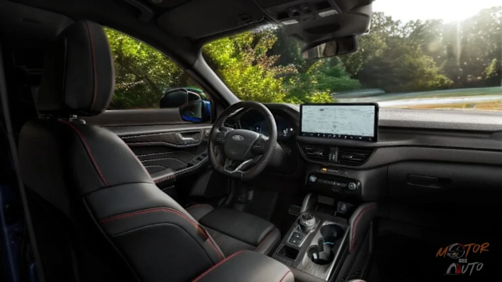 2025 Ford Kuga dashboard met het grote 13,2-inch SYNC 4 infotainment touchscreen, 12,3-inch digitaal instrumentenpaneel en leren stuurwiel met rode stiksels