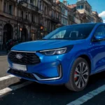 2025 Ford Kuga gepositioneerd onder driekwart voorhoek op stedelijke straat, het gefacelifte ontwerp tonend met nieuwe grille, LED koplampen en sportief velgenontwerp in dynamische stadsomgeving