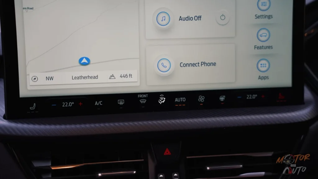 2025 Ford Kuga SYNC 4 touchscreen met klimaatregeling instellingen en handige permanente snelkoppeling knoppen onderaan voor dual-zone airconditioning