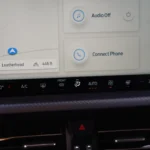 2025 Ford Kuga SYNC 4 touchscreen met klimaatregeling instellingen en handige permanente snelkoppeling knoppen onderaan voor dual-zone airconditioning