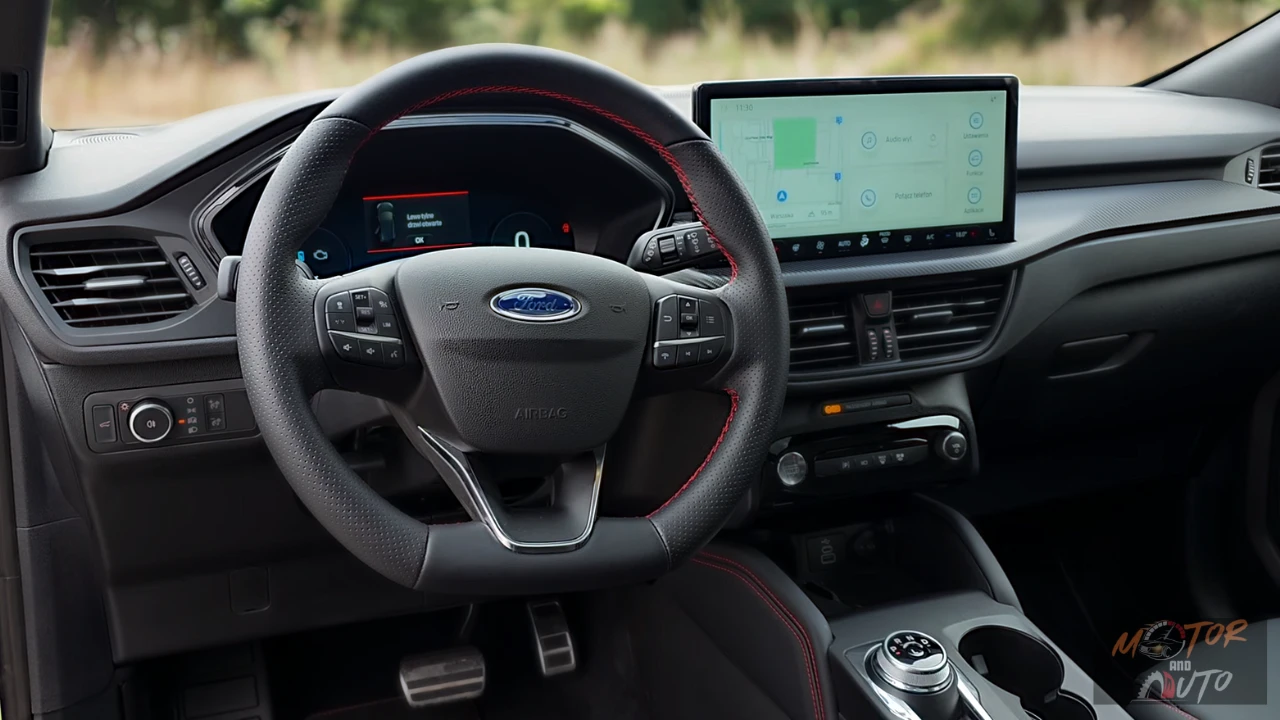 Close-up zicht van 2025 Ford Kuga stuurwiel bedieningselementen en 12,3-inch digitaal instrumentenpaneel met boordcomputer informatie, brandstofverbruik en voertuigstatus