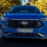2025 Ford Kuga voorzijde met vernieuwde ontwerp met kenmerkende zeshoekige grille, volledige LED koplampen en moderne Ford badge positionering voor verbeterde wegpresentatie