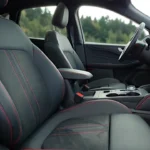 2025 Ford Kuga ST-Line voorstoelen met AGR-gecertificeerd ergonomisch ontwerp, rode stiksels en premium materialen