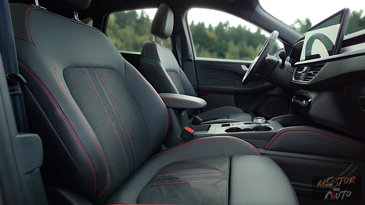 2025 Ford Kuga ST-Line voorstoelen met AGR-gecertificeerd ergonomisch ontwerp, rode stiksels en premium materialen