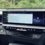 Groot 16-inch aanraakscherm met navigatiekaart, klimaatbediening en multimedia-interface met Android Auto-connectiviteit