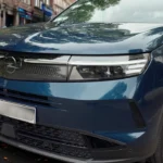 Voordetail van Opel Grandland's 3D-vizierontwerp met Matrix LED-koplampen, verlicht logo en transparante grill