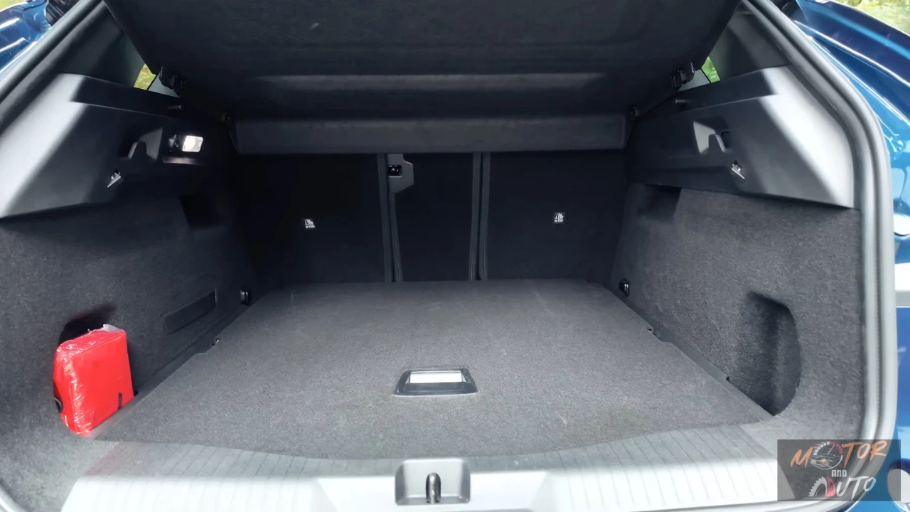 Grote laadruimte met vlak laadoppervlak, spanhaken en tapijt interieur voor 550 liter opbergruimte