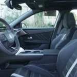 Zijaanzicht van Opel Grandland voorstoelen met ergonomisch ontwerp, premium materialen en elektrische verstelmogelijkheden