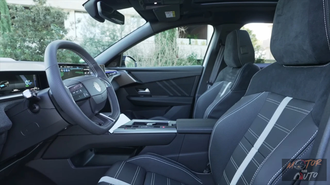 Zijaanzicht van Opel Grandland voorstoelen met ergonomisch ontwerp, premium materialen en elektrische verstelmogelijkheden