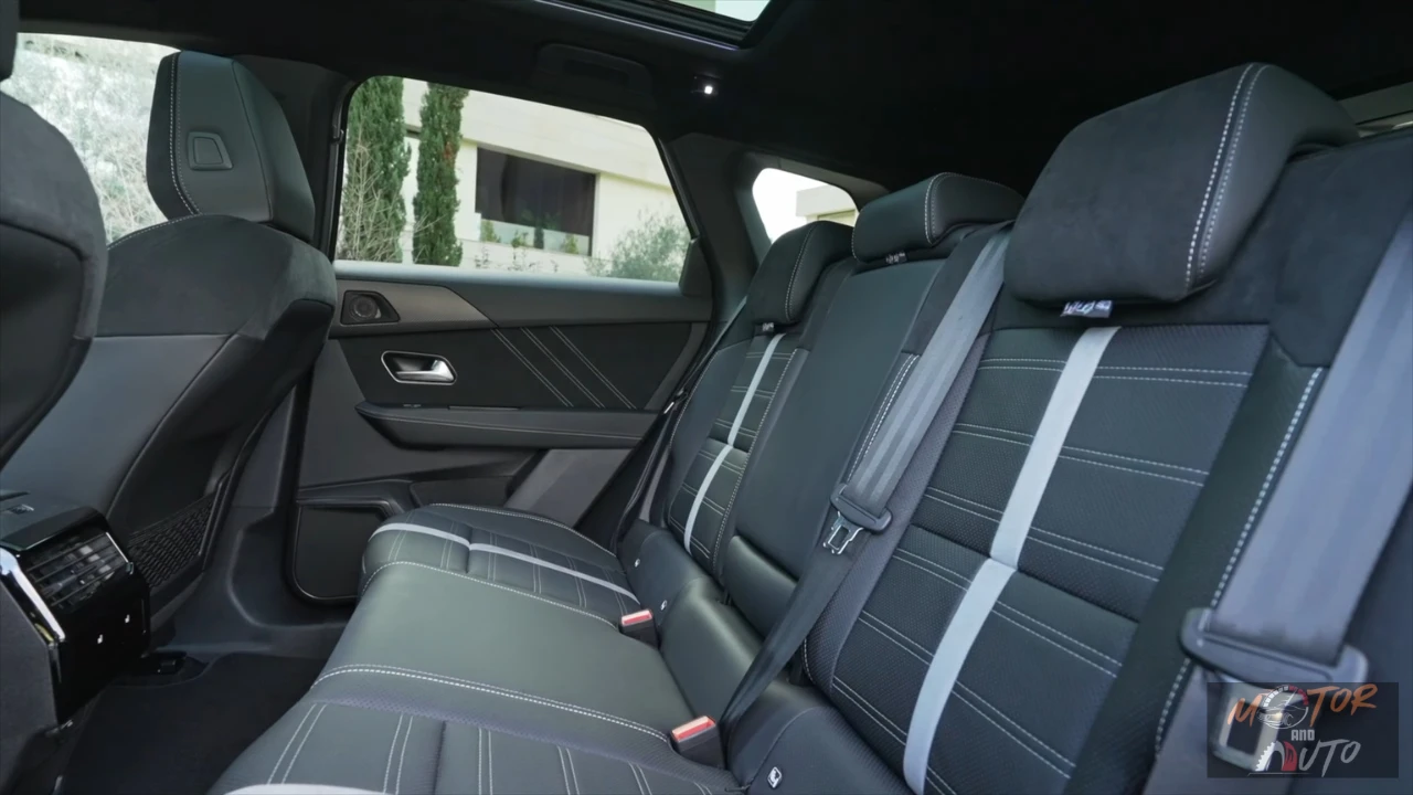 Achterpassagierszitrij met centrale armsteun, bekerhouders en kwaliteitsbekleding met gedetailleerde stiksels