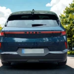 Achteraanzicht van blauwe Opel Grandland met verlichte OPEL-letters over achterklep, LED-achterlichten en reliëf modelnaam