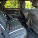 Ruime achterzitrij met premium materialen, split-neerklapbare stoelen en royale beenruimte