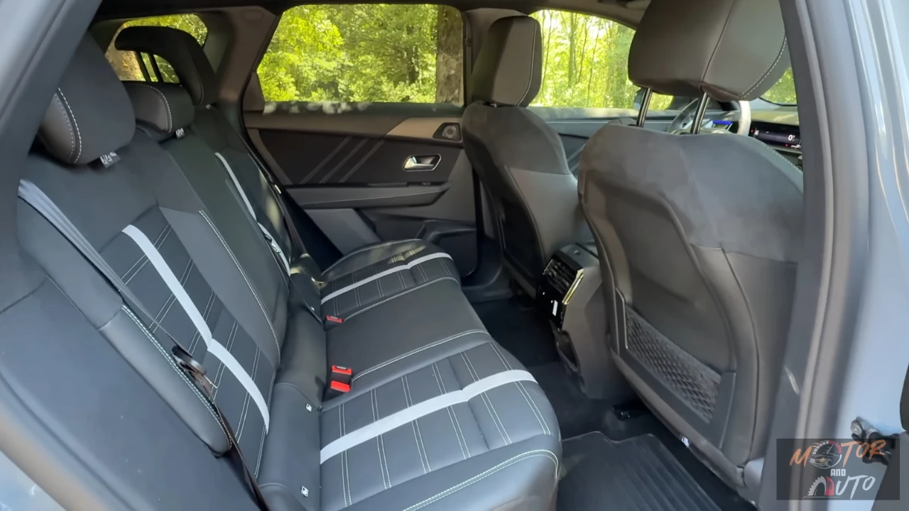 Ruime achterzitrij met premium materialen, split-neerklapbare stoelen en royale beenruimte