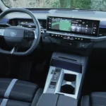 Interieur dashboard van 2025 Opel Grandland met 16-inch centraal aanraakscherm, digitale instrumentenweergave, moderne stuurwielbediening en premium cabinematerialen