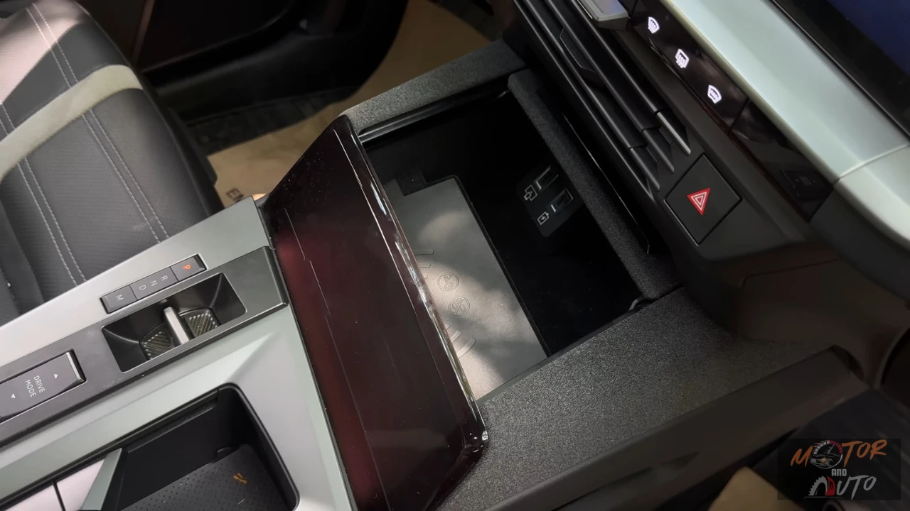 Draadloze telefoonlaadpad met transparante afdekking en USB-C-poorten in middenconsole opbergvak