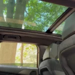 Interieurbeeld van groot panoramisch glazen schuifdak van Opel Grandland met inschuifbaar zonnescherm en premium dakbekleding