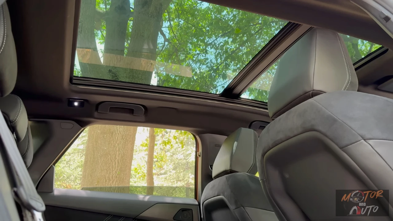 Interieurbeeld van groot panoramisch glazen schuifdak van Opel Grandland met inschuifbaar zonnescherm en premium dakbekleding