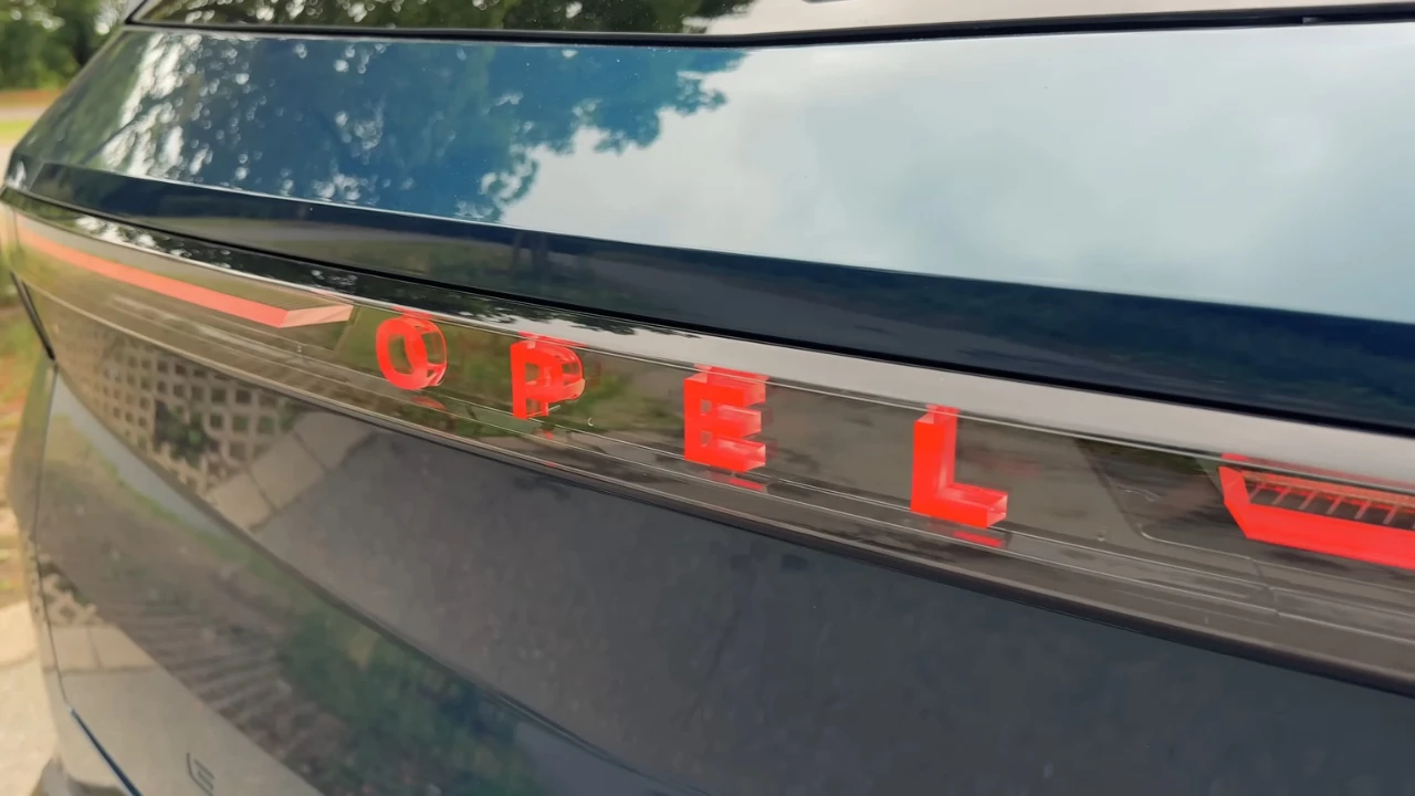Close-up van verlichte rode OPEL-letters op achterklep